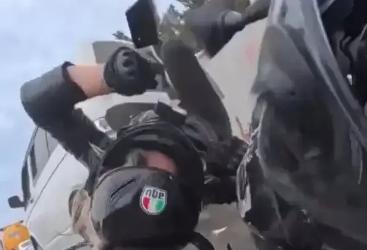 Motosiklet trafik Işıklarında Bekleyen Minibüse Çarptı