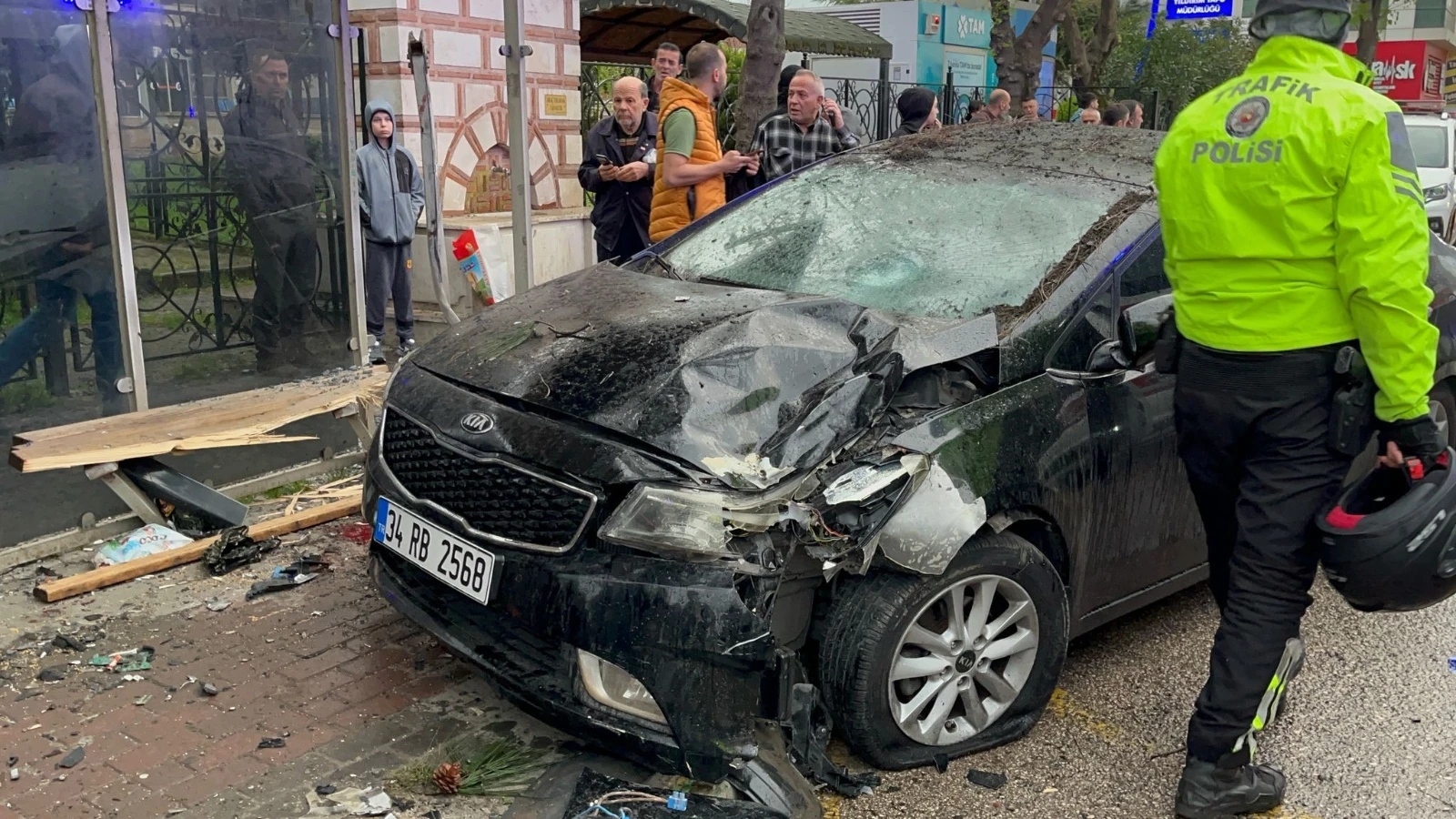 Bursa'da otomobil otobüs durağına daldı! İkisi ağır 6 yaralı