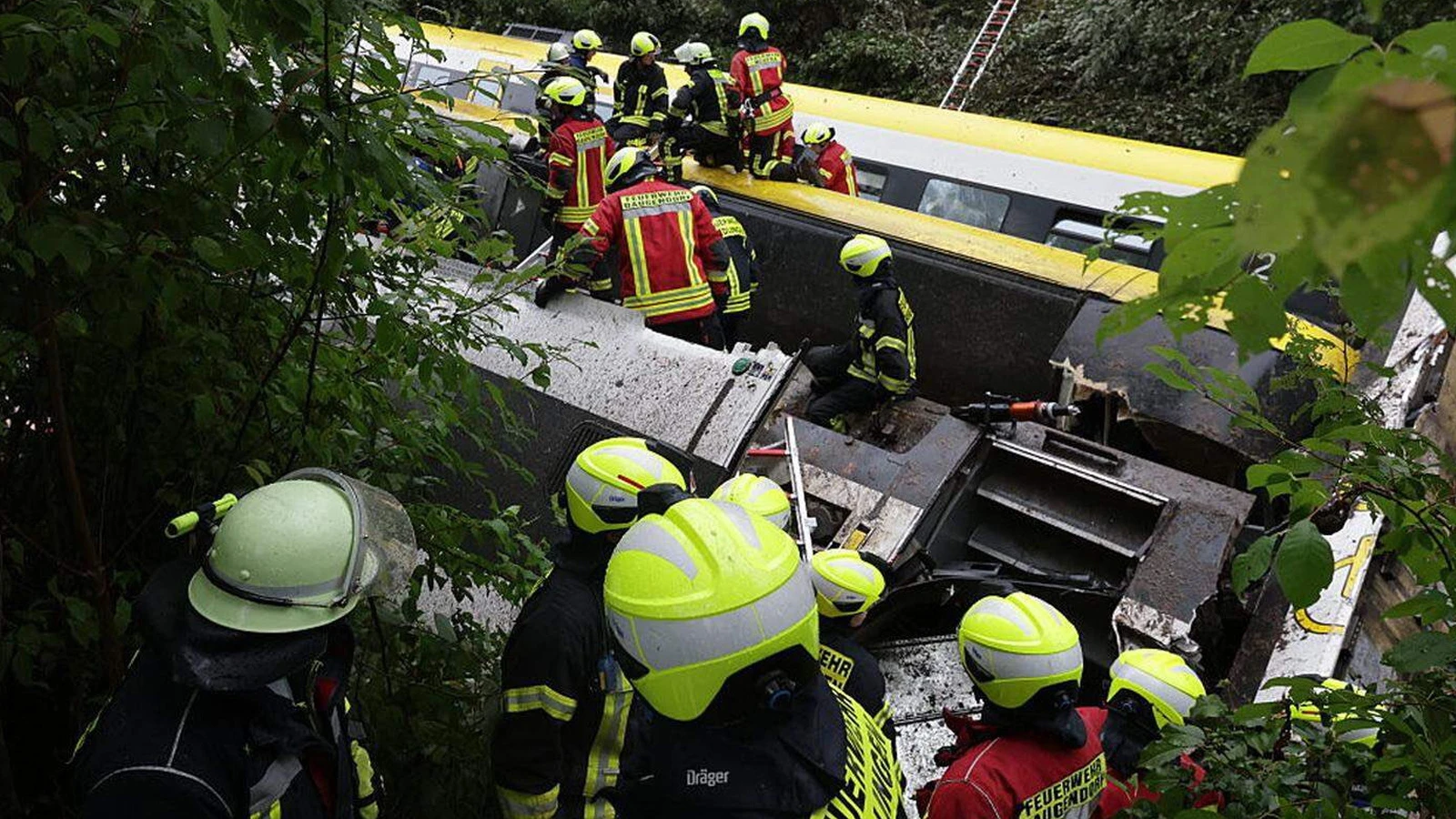 Almanya'da yolcu treni raydan çıktı: Ölü ve yaralılar var