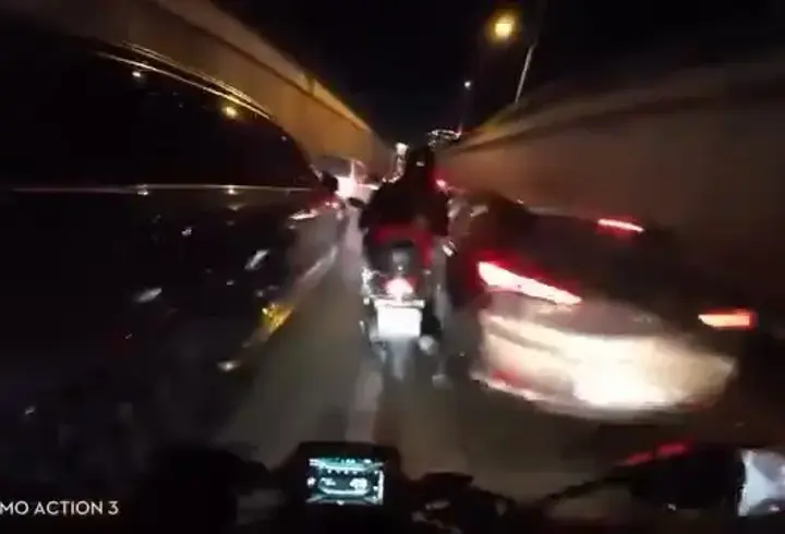 Yoğun trafikte 2 motosiklet çarpıştı; kaza kask kamerasında