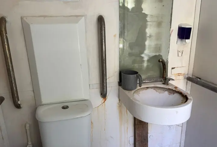 Antalya'da kadınlar plajındaki kirlilik ve bakımsızlığa tepki