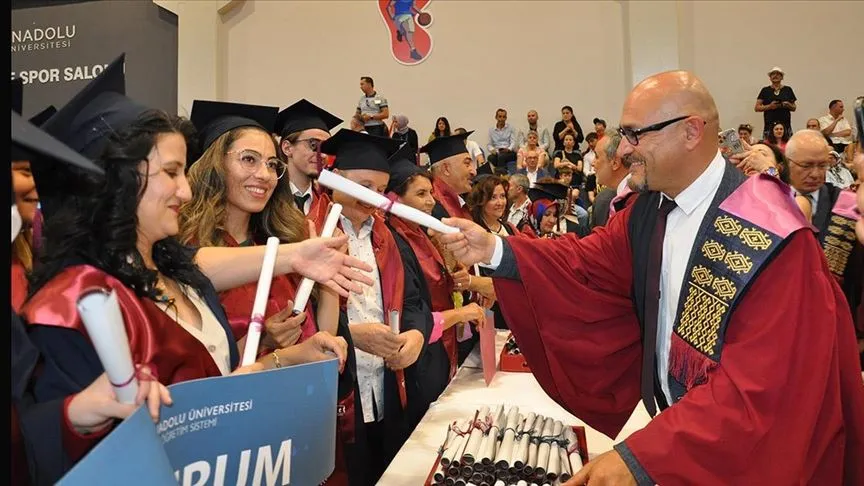Anadolu Üniversitesinde 7'den 77'ye mezunlar için tören düzenlendi