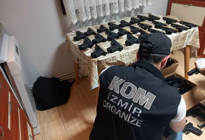 İzmir'de yasa dışı silah ticareti operasyonu; 9 tutuklama