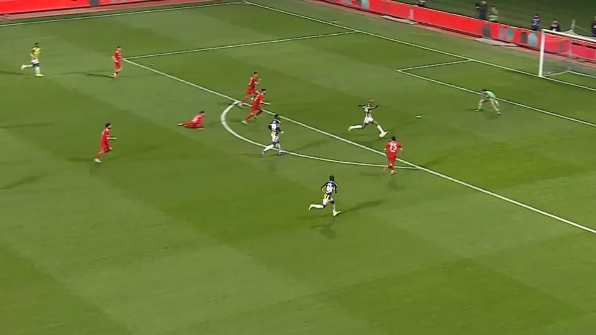 Talisca karşı karşıya pozisyonda kaçırdı!