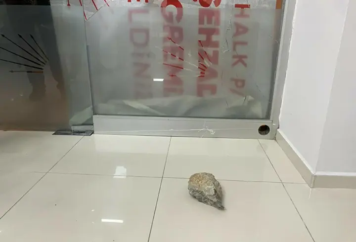 Şehzadeler CHP İlçe Başkanlığı binasına taşlı saldırı