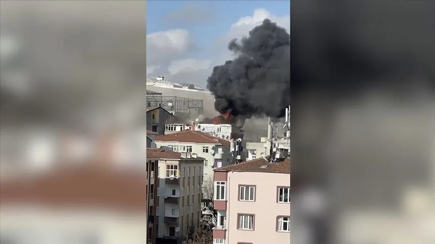 Esenler'de bir binanın çatı katında çıkan yangın söndürüldü