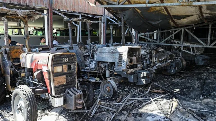 Diyarbakır'da çıkan yangında 3 iş yeri ve 19 traktör kullanılamaz hale geldi.