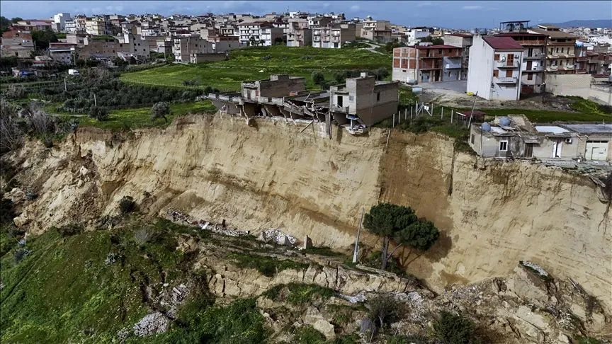 İtalya'da toprak kayması yaşanan ilçede yüksek risk sebebiyle belirsizlik sürüyor