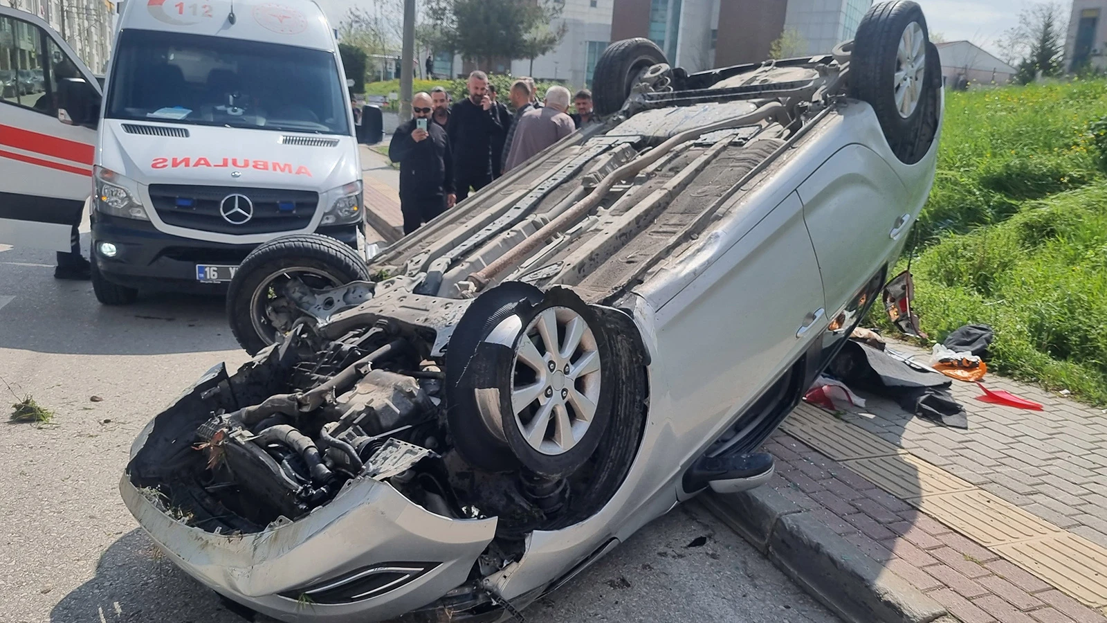 Yer Bursa: Seyir halindeyken yoldan çıktı, taklalar attı