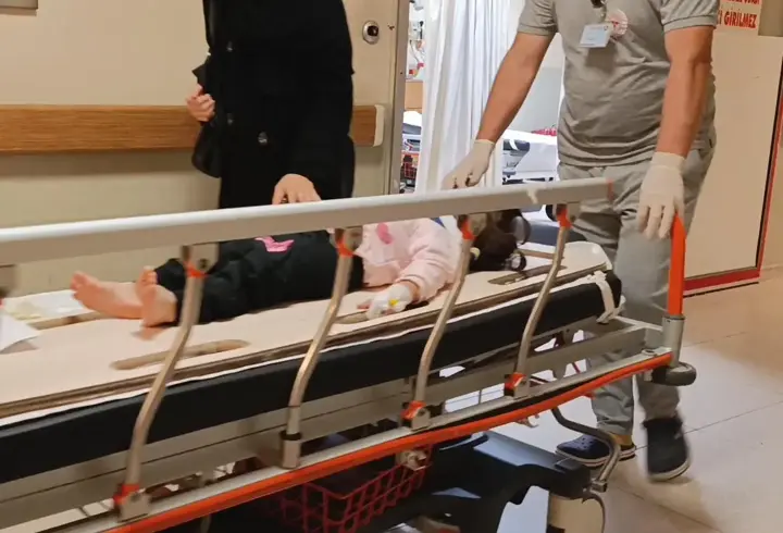 Bursa’da, 1’inci kattaki balkondan düşen 2 yaşındaki çocuk yaralandı