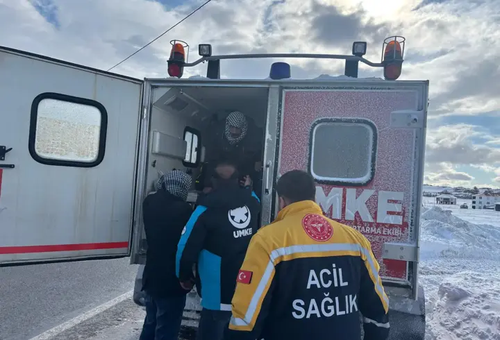 Karlıova’da KOAH hastası, paletli araçla hastaneye ulaştırıldı
