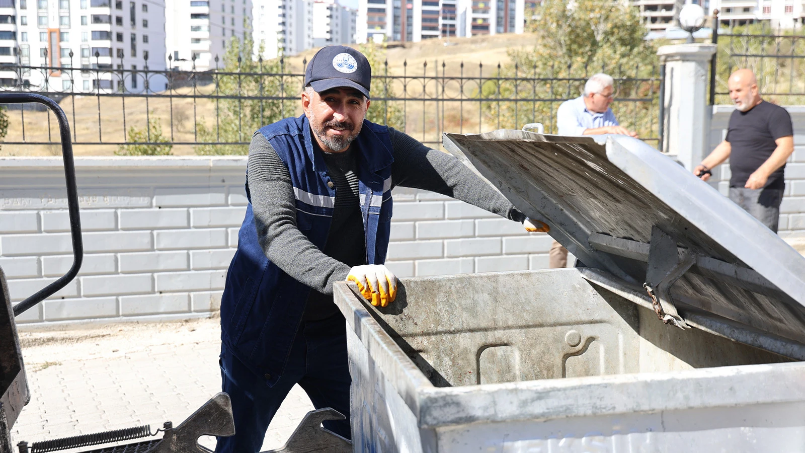 Temizlik İşçisi 600 Bin Liralık Döviz Ve Altın Dolu Çanta Buldu