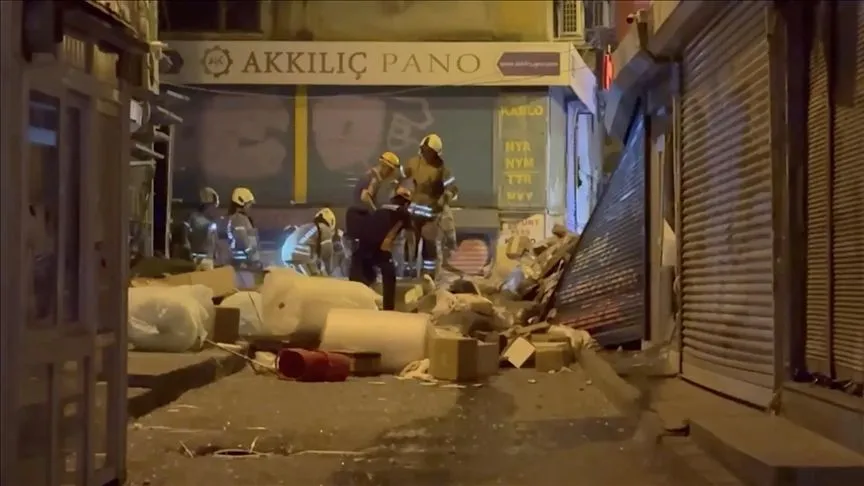 Beyoğlu'nda iki katlı bina patlamanın ardından çöktü