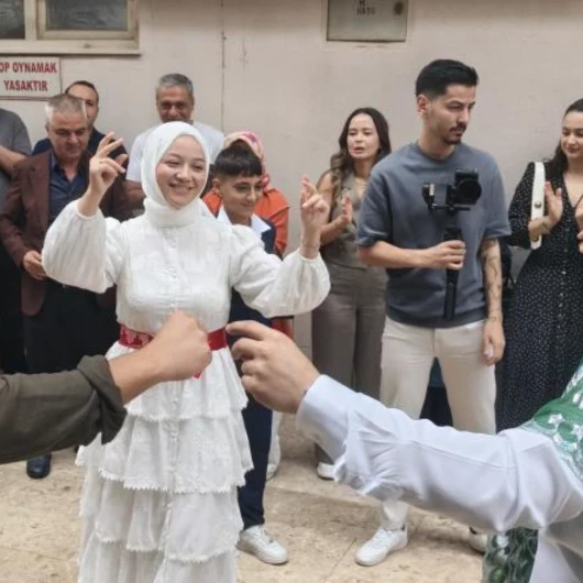 Mersin'de Ezber Bozan Gelin Alma: Kapı Kilitli Olunca Vinçle 4. Katın Balkonuna Çıktı