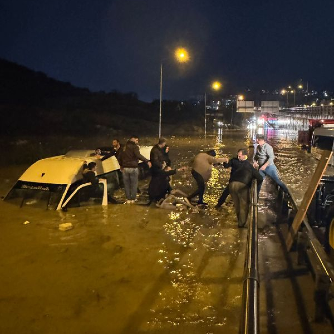 Kuşadası'nda suya gömülen minibüsteki 20 yolcu kurtarıldı