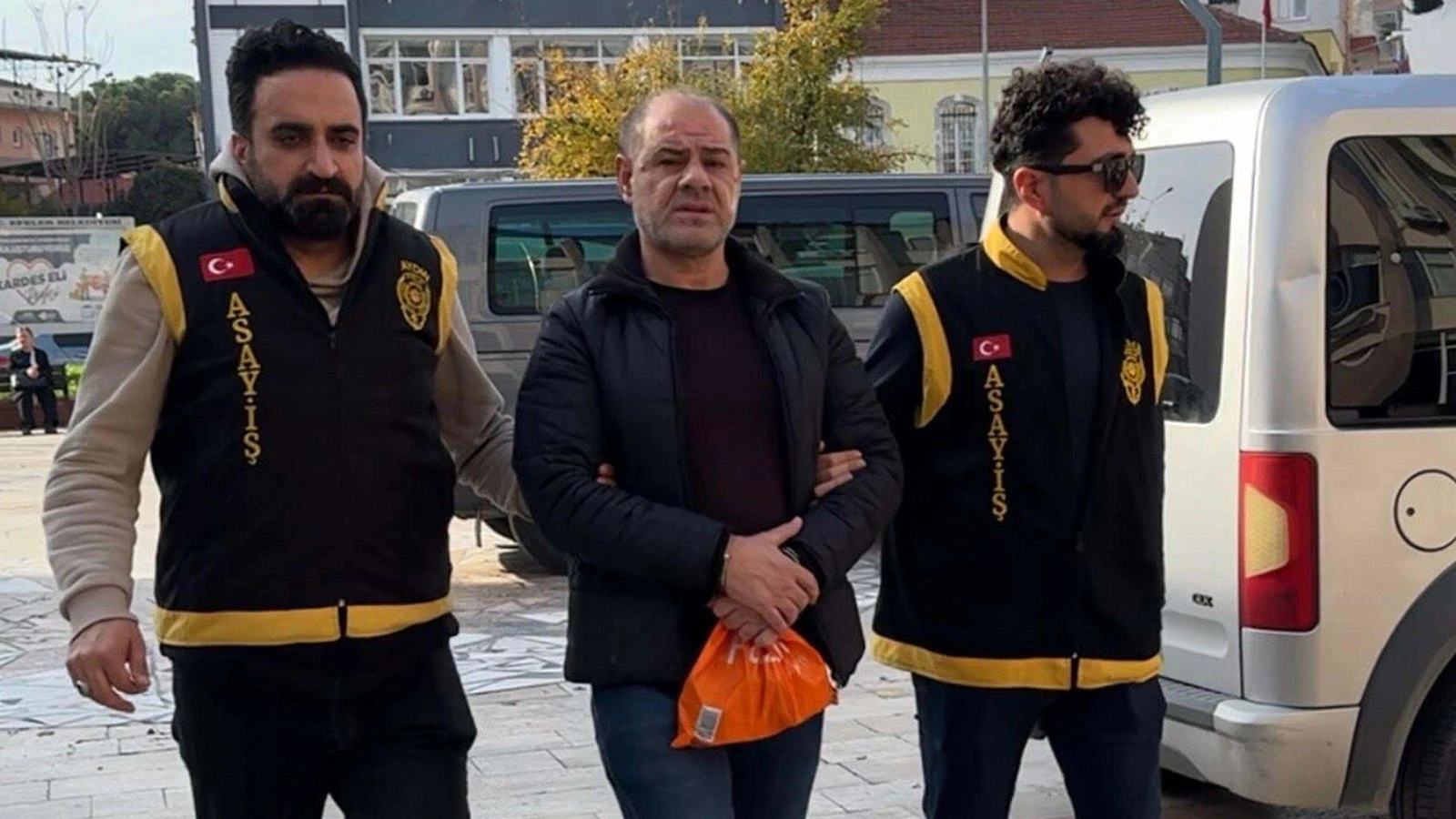 Polisten film gibi operasyon: 'Banyonuz su akıtıyor' deyip yakaladı