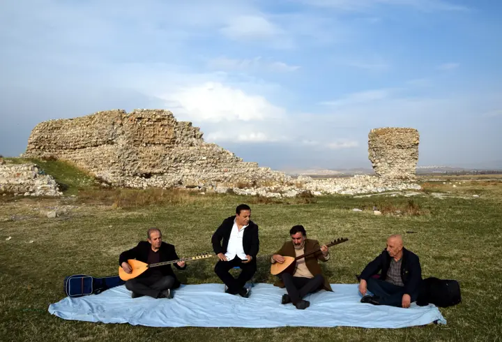 40 yıl önce yüzdükleri alanda, saz çalıp türkü söylediler
