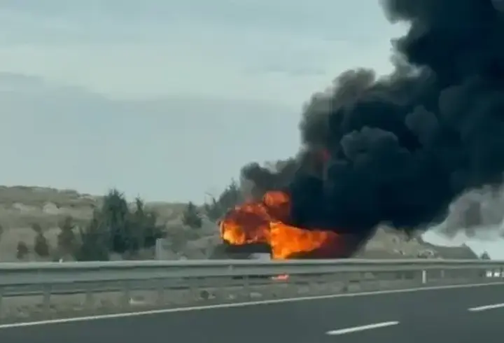 Korku dolu anlar: Seyir halindeki otobüs alev alev yandı!