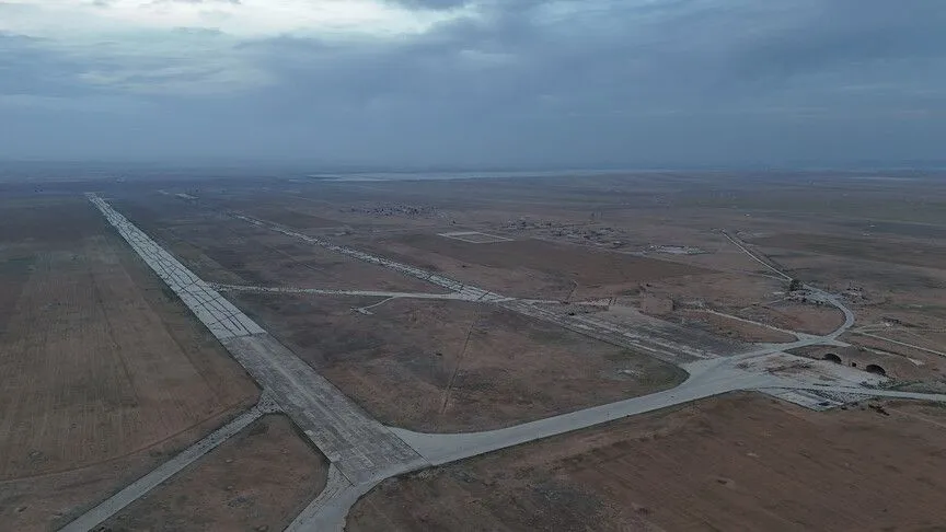 İsrail'in vurduğu Ebu Zuhur Hava Üssü semalarında İHA'larla Golan'ı da içeren Suriye haritası çizildi