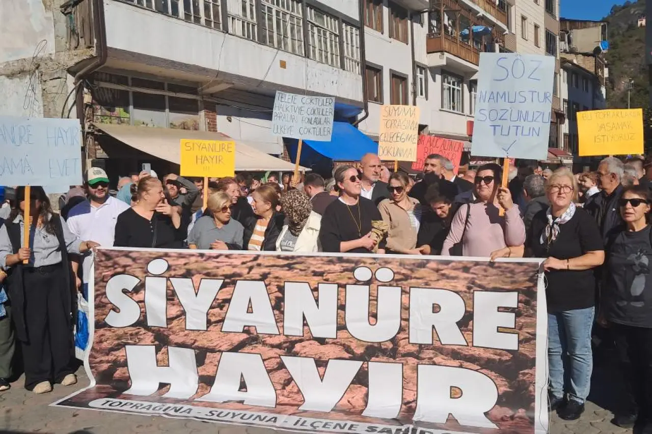 Murgul'da 'Siyanüre Hayır' Yürüyüşü: 'Hanginiz Çocuğunuzun Saçının Telini Paraya Değişirsiniz?'