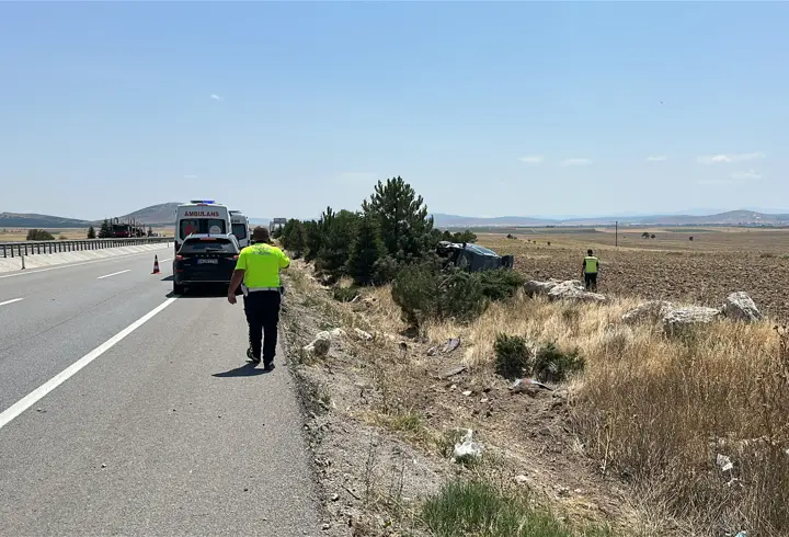 Kütahya’da lastiği patlayan hafif ticari araç tarlaya uçtu; 4 yaralı