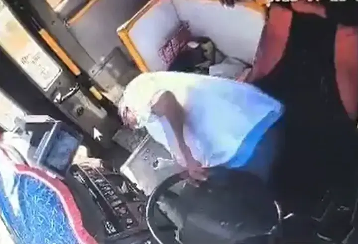 Otobüs şoförü kalp krizi geçirdi, kazayı yolcu önledi