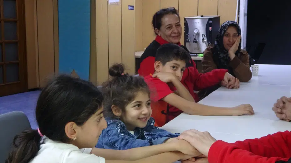 Kayınvalidesi evden kovdu, anne 3 çocuğuyla hastane mescidine sığındı