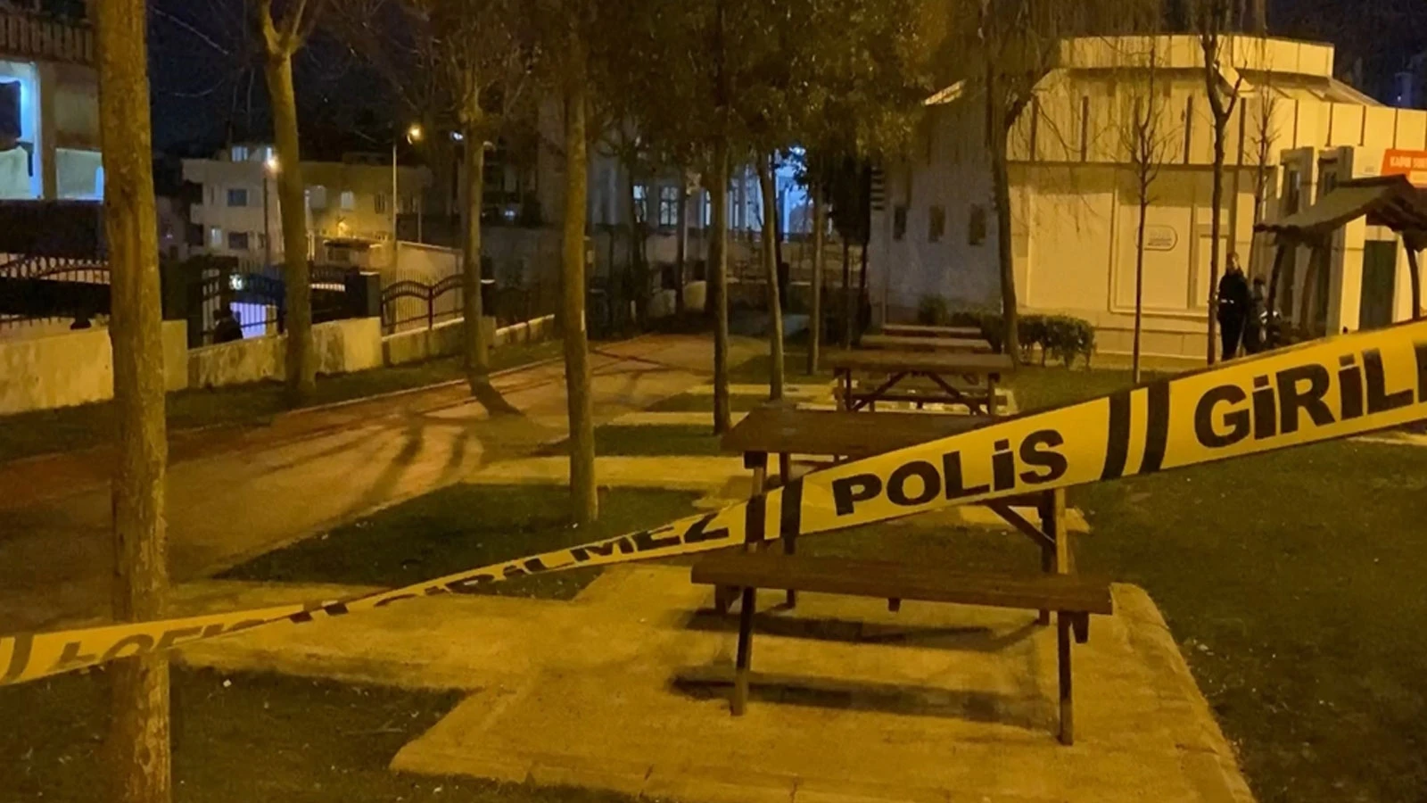 Parkın ortasında dehşet! Eşini silahla yaraladıktan sonra kendini vurdu