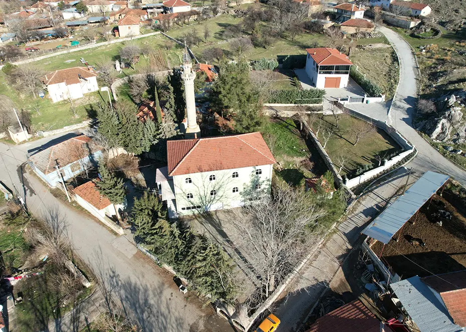 25 yıl önce arazilerini bağışlayıp cami yaptırdılar. Şimdi icralık oldular