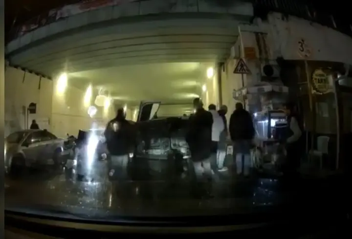 İstanbul - Kağıthane’de otomobilin refüje çarparak devrildiği anlar kamerada