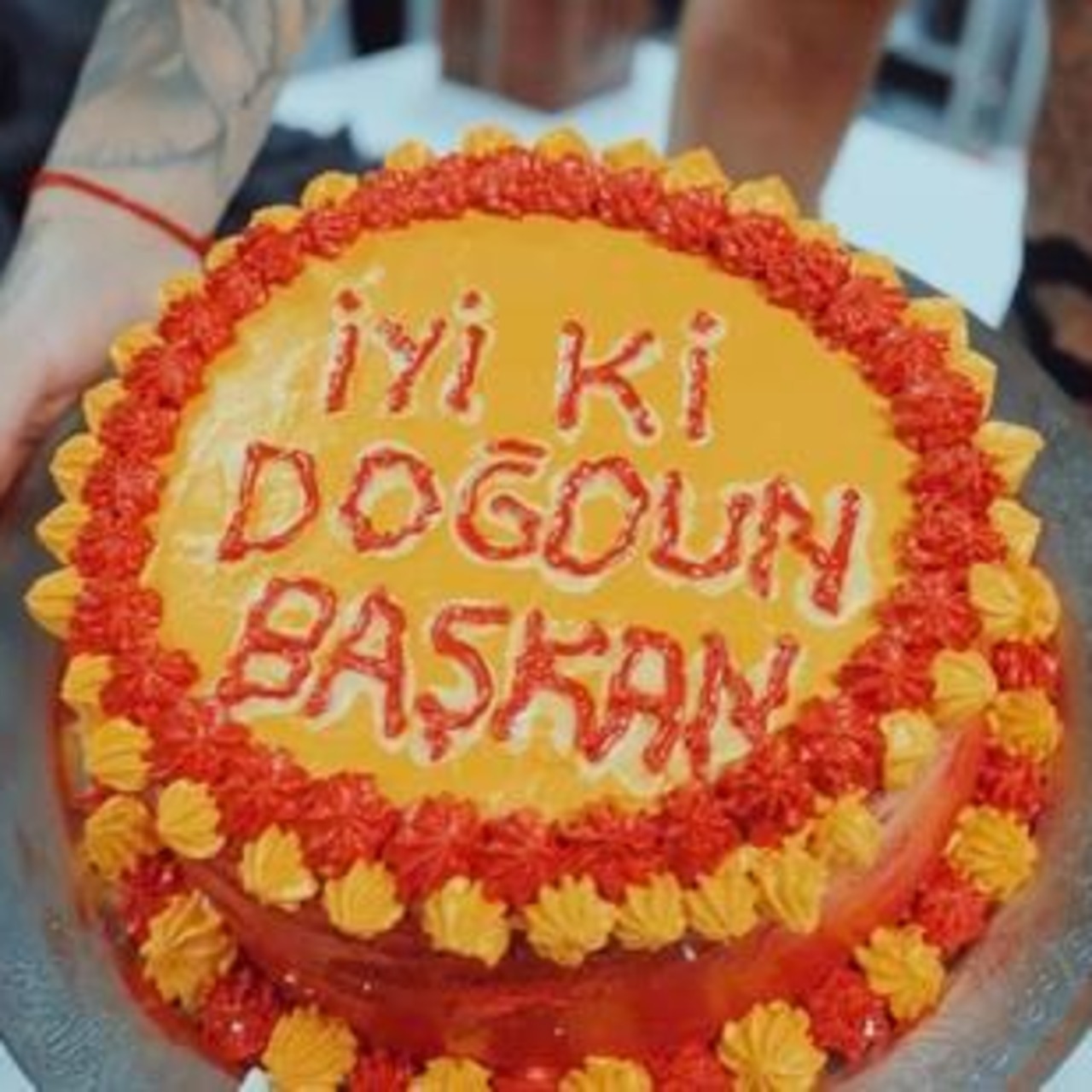 Galatasaraylı futbolculardan, Ali Koç'a pasta