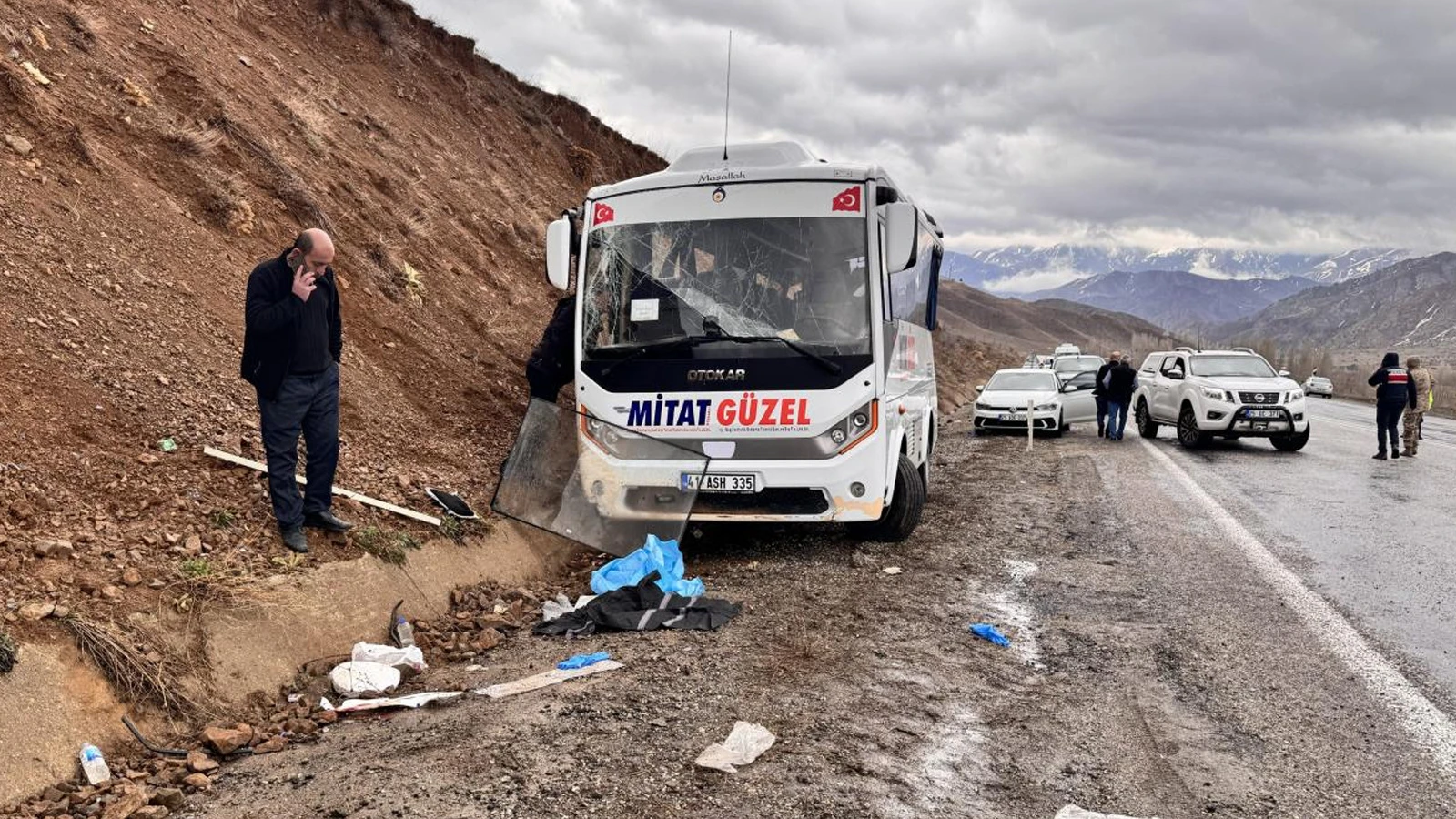 Erzurum'da servis midibüsü yamaca çarptı: 1 ölü, 16 yaralı
