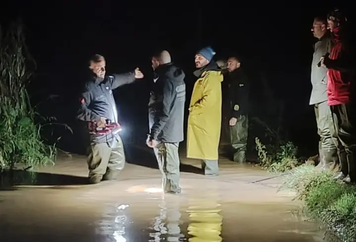Dereye Düşen Cipin Sürücüsü Kurtuldu, Kayıp 2 Kişi Aranıyor