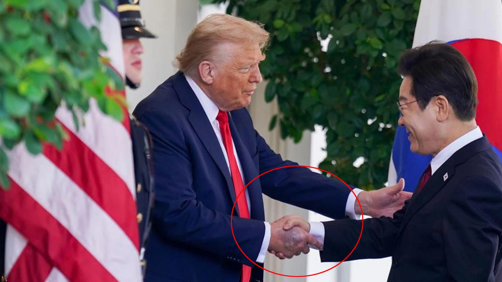 Trump'ın elindeki morluğun sırrı ortaya çıktı