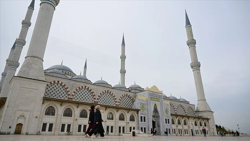 İstanbul'daki 597 camiye 5 dilde karekodla bilgilendirme panosu asıldı