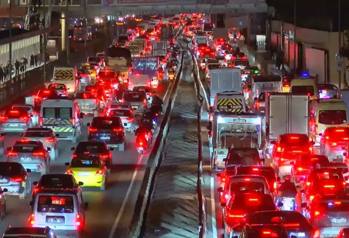 İstanbul - İstanbul'da trafik yoğunluğu yüzde 85'e ulaştı