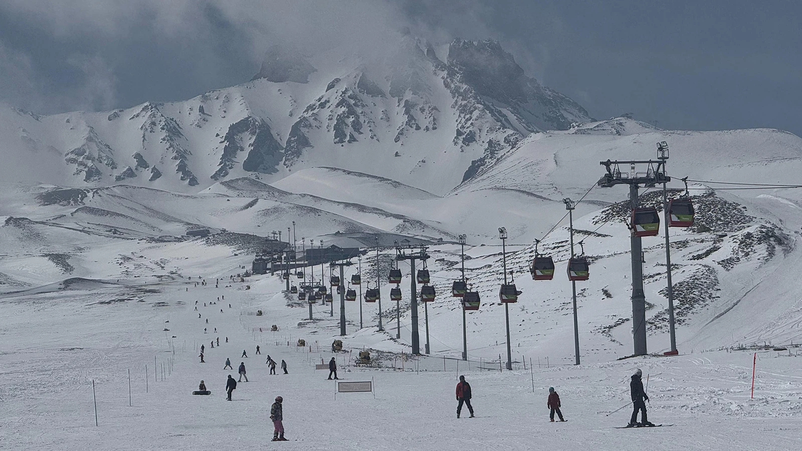 Sezon uzayınca Erciyes'te pistler kayakseverlerle doldu