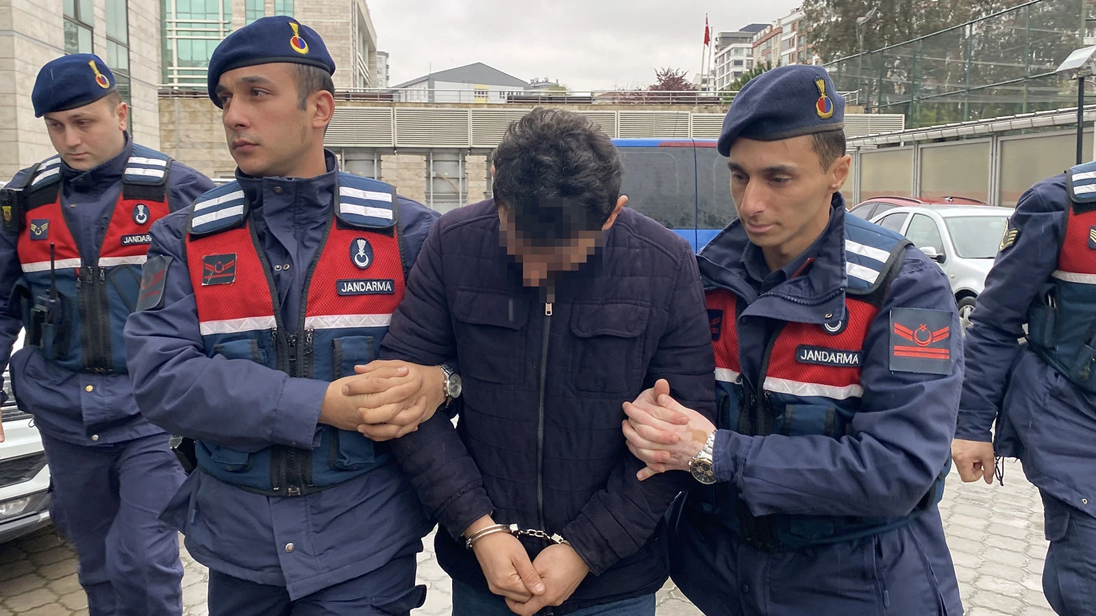 Ev ve iş yerlerinde uyuşturucu ele geçirilen 2 şüpheliye gözaltı