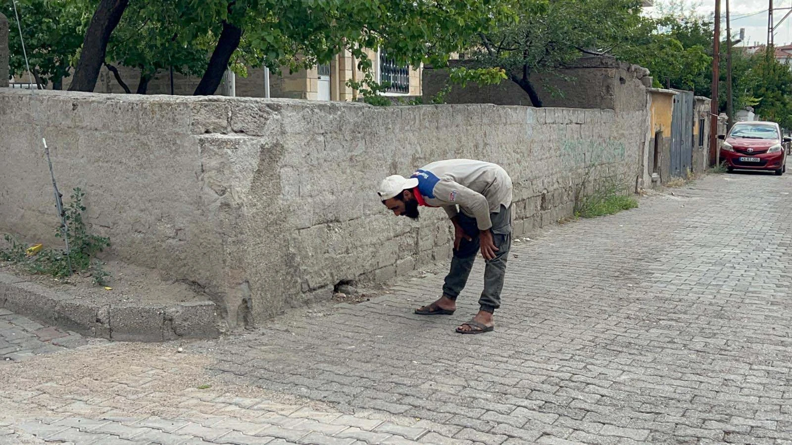 Polise yakalandı, namaza durdu, 23 bin TL ceza yedi
