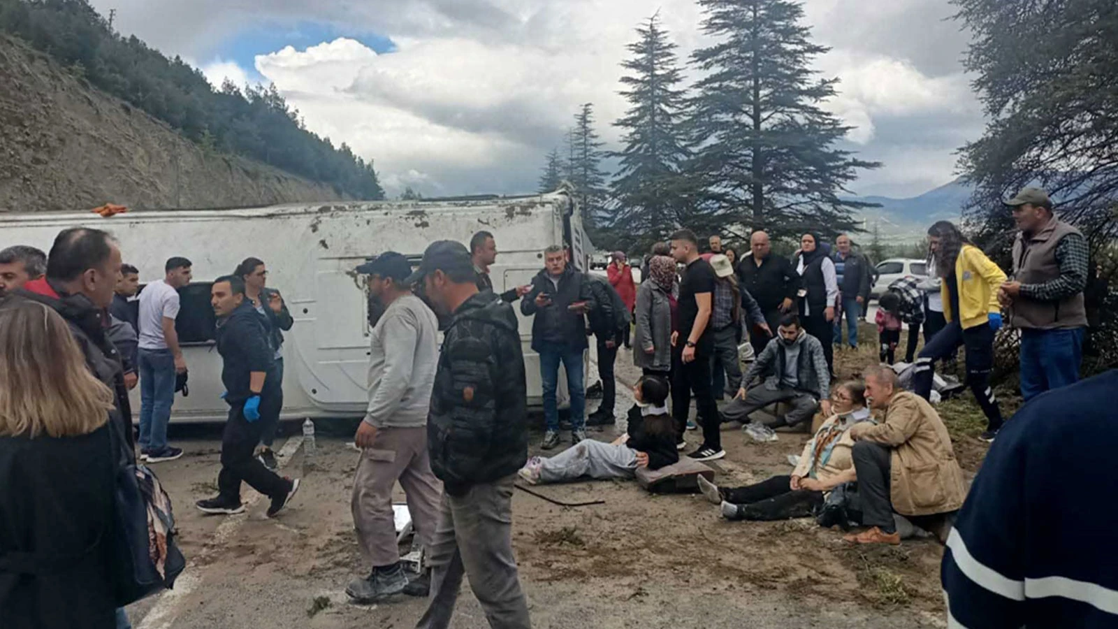 Yağış kazaya neden oldu! Yolcu midibüsü devrildi: 15 yaralı