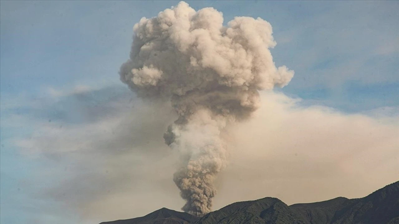 Dünyanın en aktif yanardağı Kilauea yeniden patladı