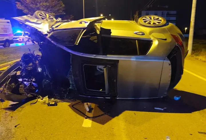 Elektrik direğine çarpan otomobilin sürücüsü öldü 
