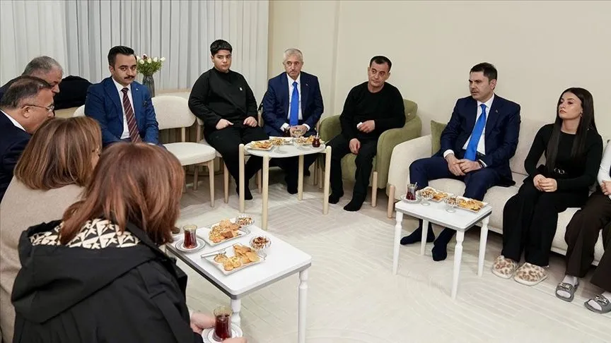 Bakan Kurum, Gaziantep'te depremzede ailenin yeni evine misafir oldu