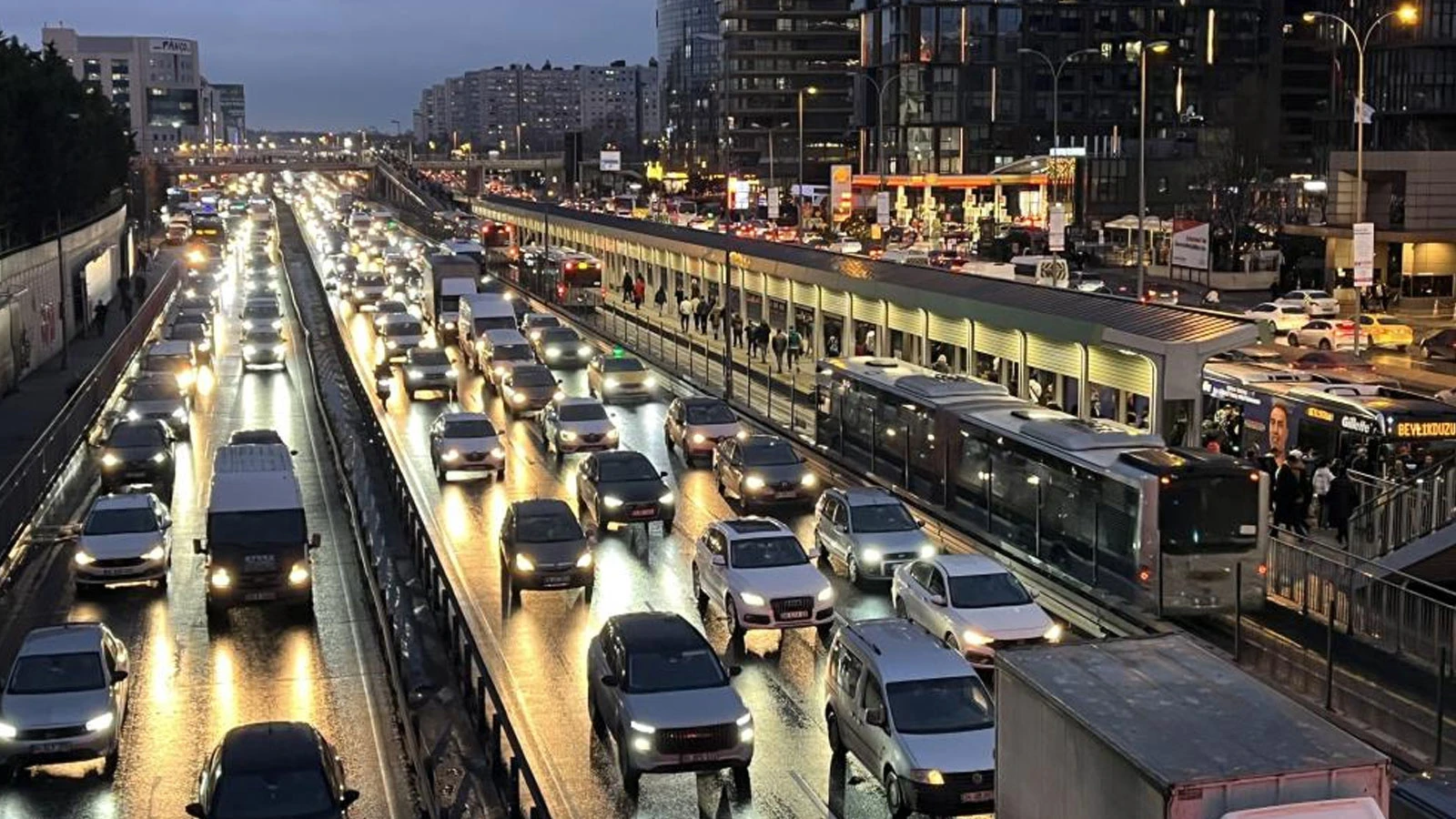İstanbul'da trafik kilitlendi! Yoğunluk yüzde 87’ye ulaştı