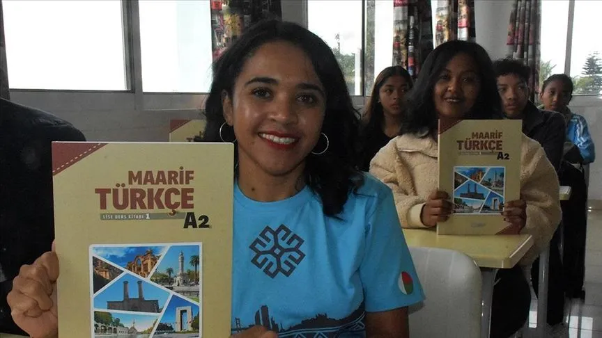 Madagaskarlı gençler ve çocuklar Maarif Okullarında Türkçe öğreniyor