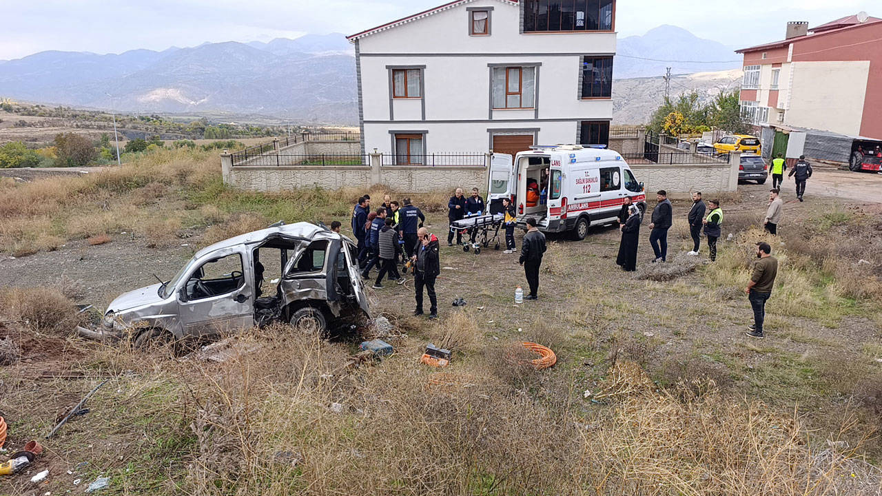 Sivas’ta Hafif Ticari Araç Şarampole Devrildi: 1 Kişi Öldü, 2’si Ağır 4 Yaralı