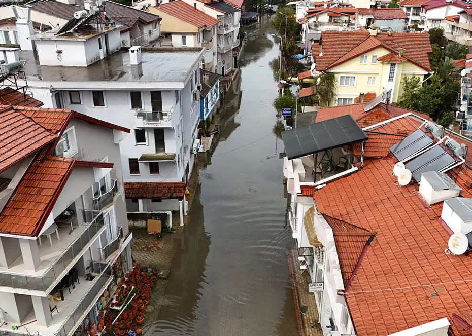 Fırtına birçok ili vurdu. Yollar sular altında kaldı, bir ilçe Venedik'e döndü