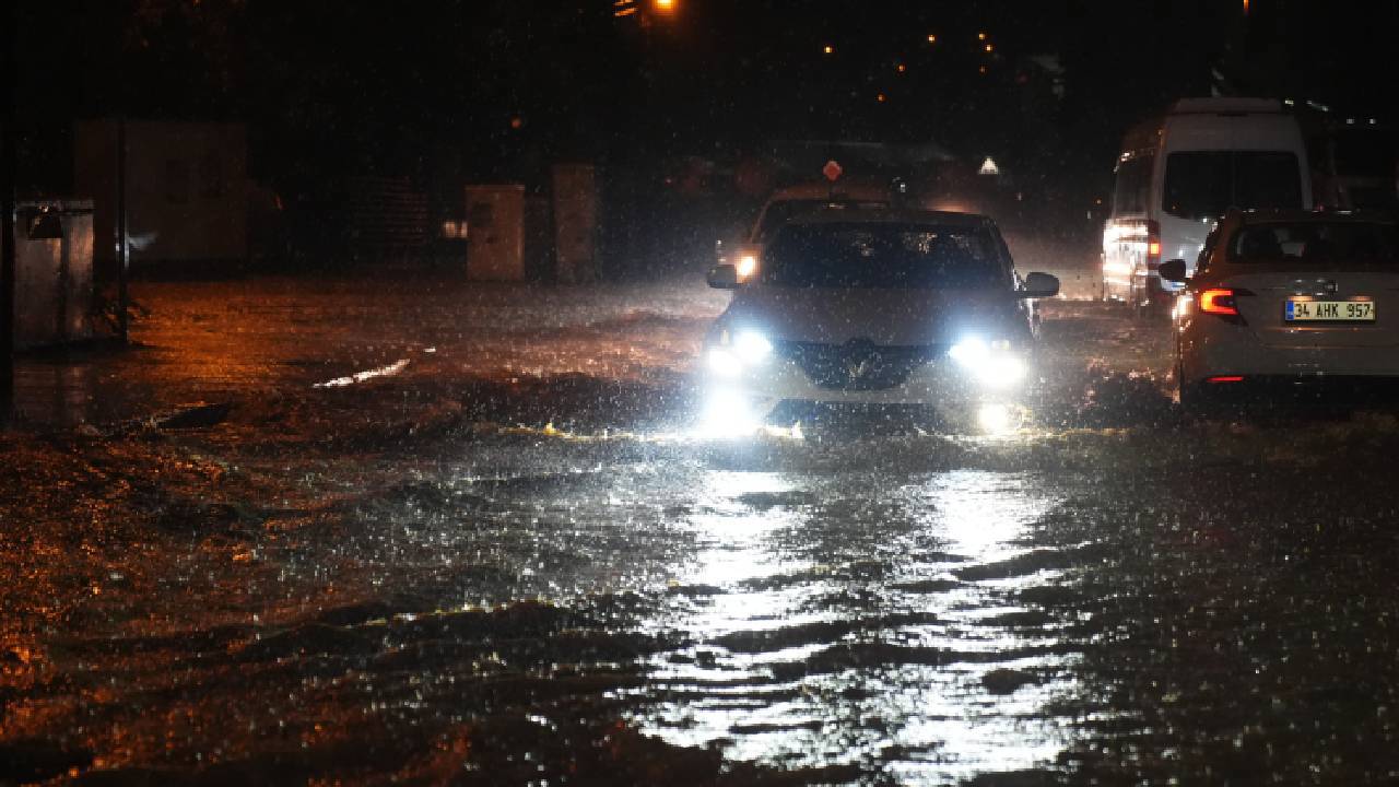 Yetkiliklerden üst üste uyarılar: İstanbul'da sağanak kenti felç etti
