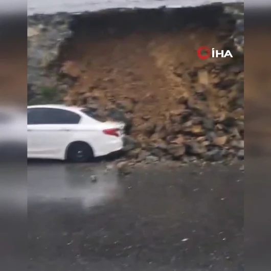Sultangazi'de Duvar Park Halindeki Otomobilin Üzerine Devrildi