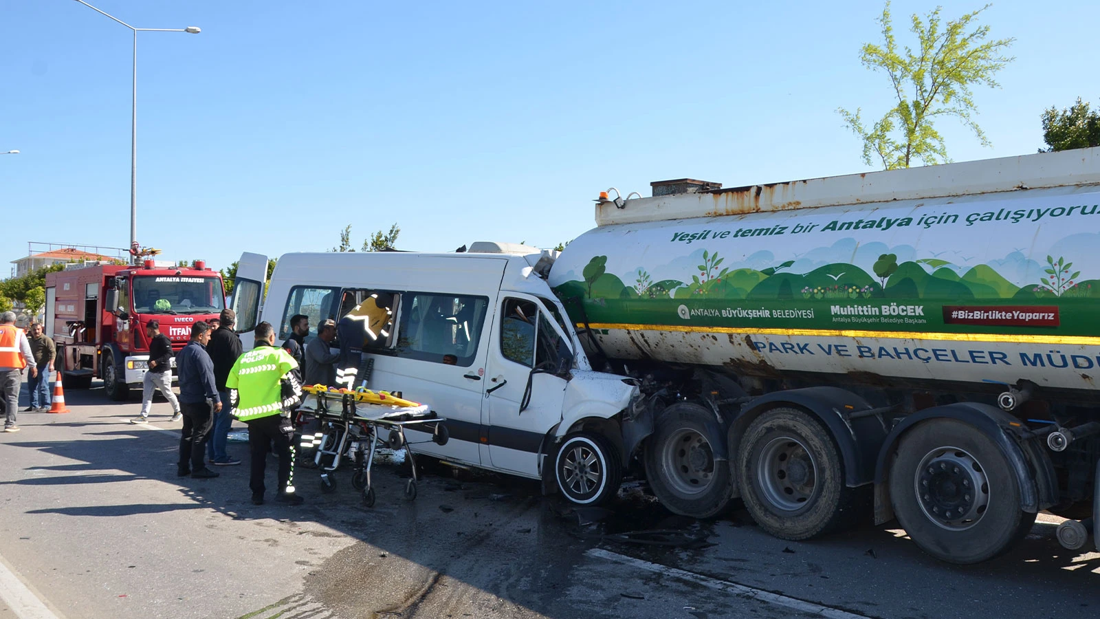 Tur minibüsü, sulama tankerine çarptı: 6 yaralı